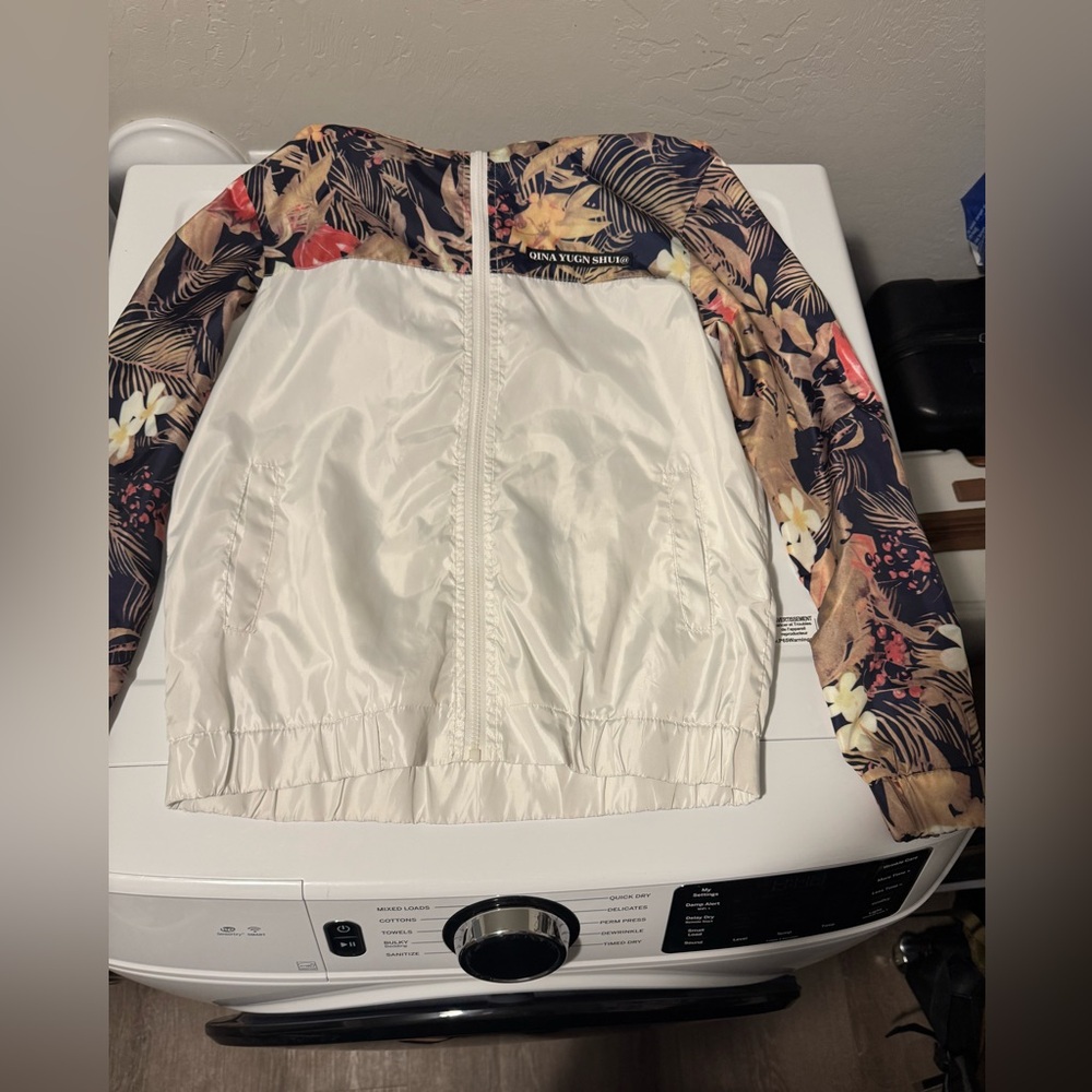 Size large windbreaker floral